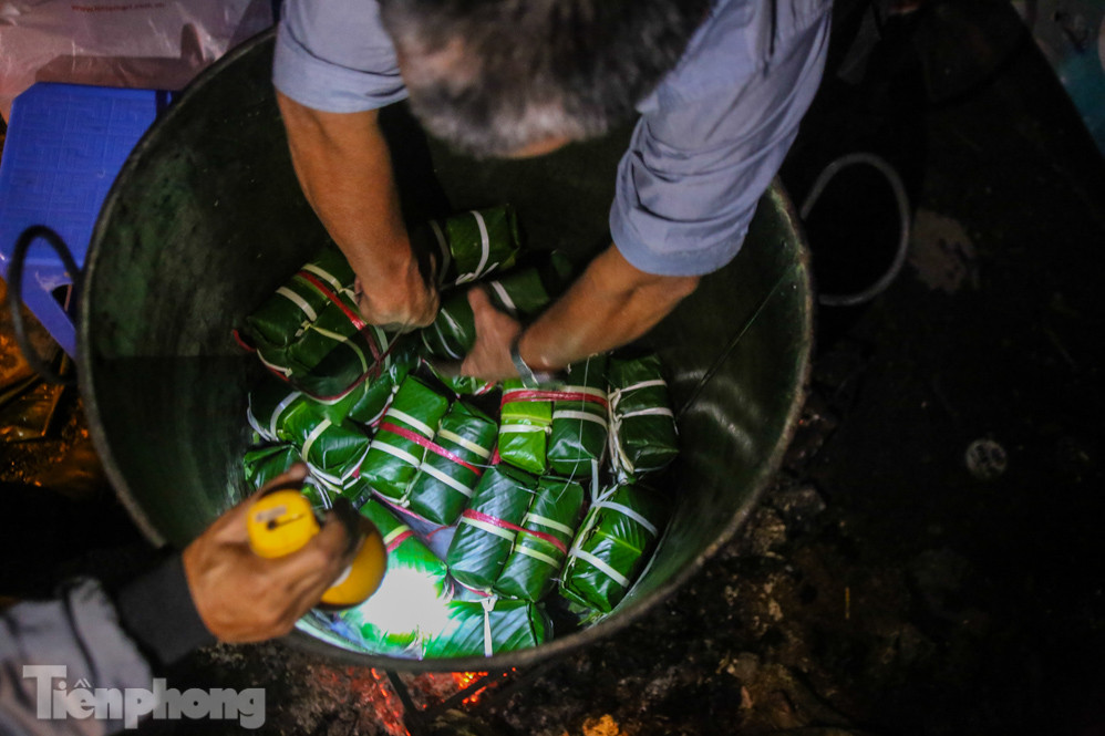 Người dân Thủ đô thức xuyên đêm canh nồi bánh chưng trên vỉa hè ảnh 6