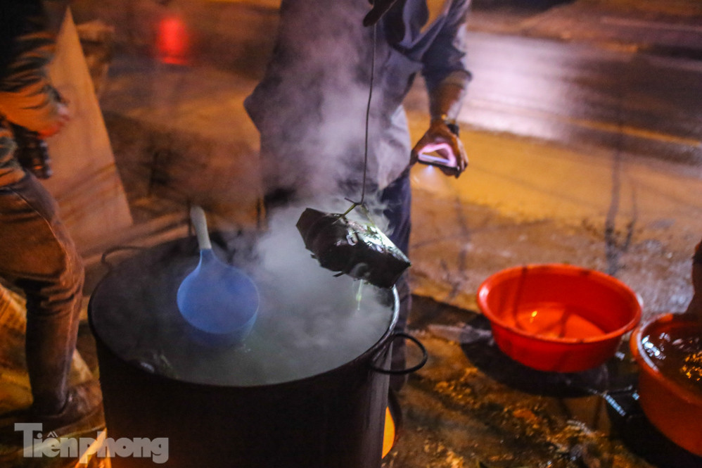Người dân Thủ đô thức xuyên đêm canh nồi bánh chưng trên vỉa hè ảnh 4