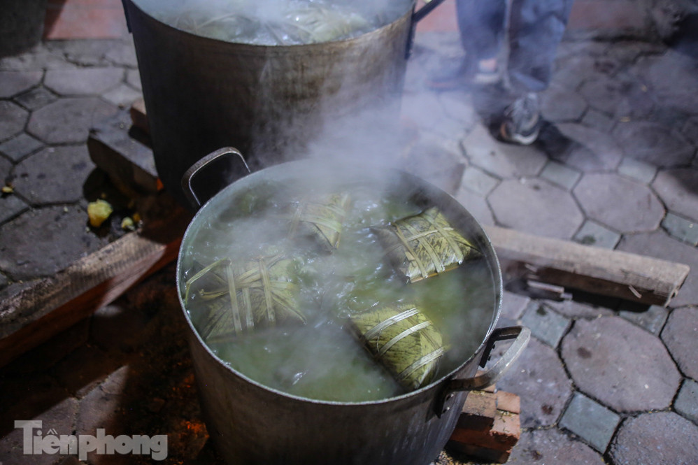 Người dân Thủ đô thức xuyên đêm canh nồi bánh chưng trên vỉa hè ảnh 13