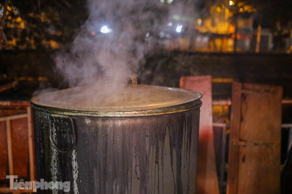 Người dân Thủ đô thức xuyên đêm canh nồi bánh chưng trên vỉa hè ảnh 3