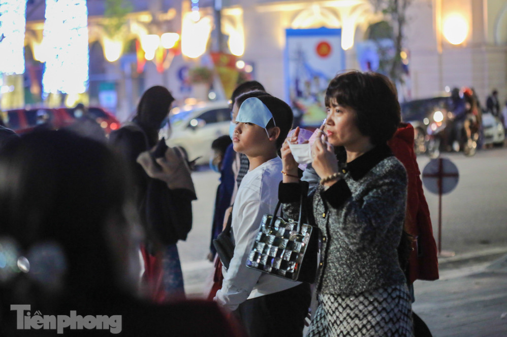 Hồ Gươm đông đúc ngày Tết, nhiều người thờ ơ với khẩu trang ảnh 5