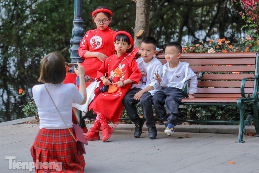 Hồ Gươm đông đúc ngày Tết, nhiều người thờ ơ với khẩu trang ảnh 10