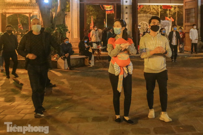 Rửa tay sát khuẩn, đeo khẩu trang: Người Hà Thành nô nức đi lễ chùa đầu năm ảnh 4