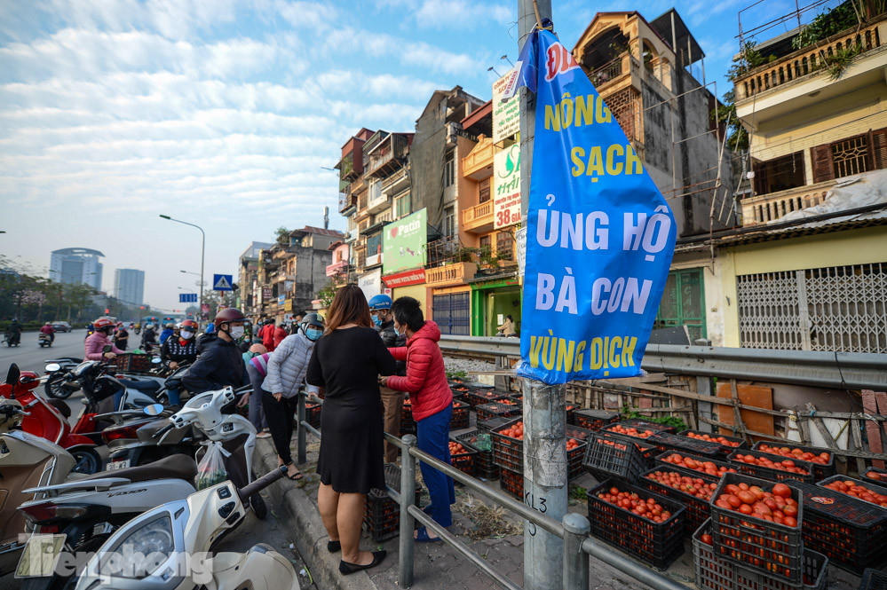 Người dân Thủ đô nườm nượp đến 'giải cứu' nông sản cho Hải Dương ảnh 1