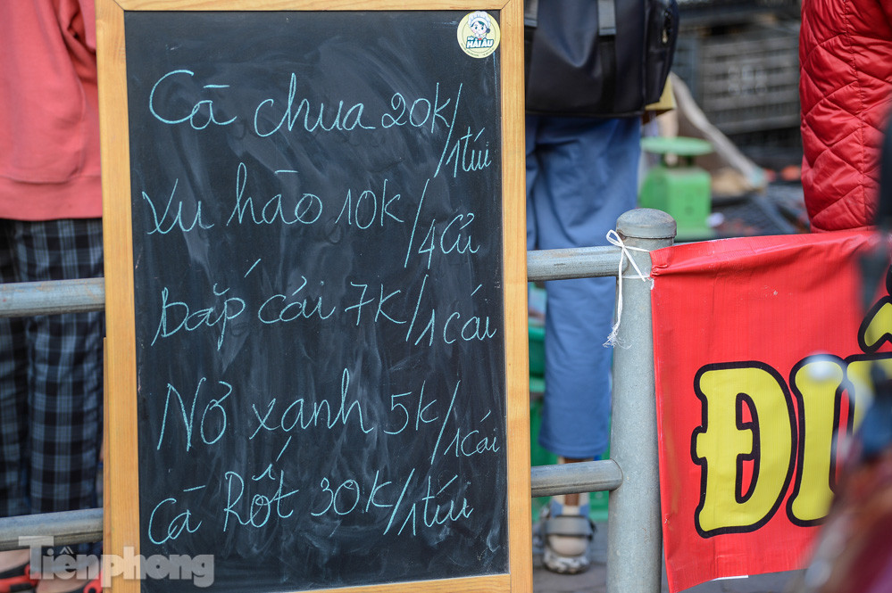 Người dân Thủ đô nườm nượp đến 'giải cứu' nông sản cho Hải Dương ảnh 5