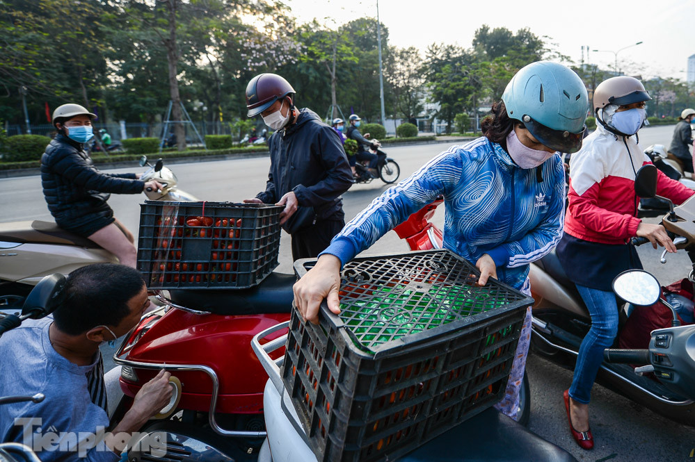 Người dân Thủ đô nườm nượp đến 'giải cứu' nông sản cho Hải Dương ảnh 7