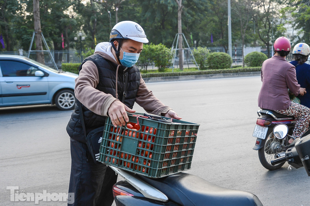 Người dân Thủ đô nườm nượp đến 'giải cứu' nông sản cho Hải Dương ảnh 10