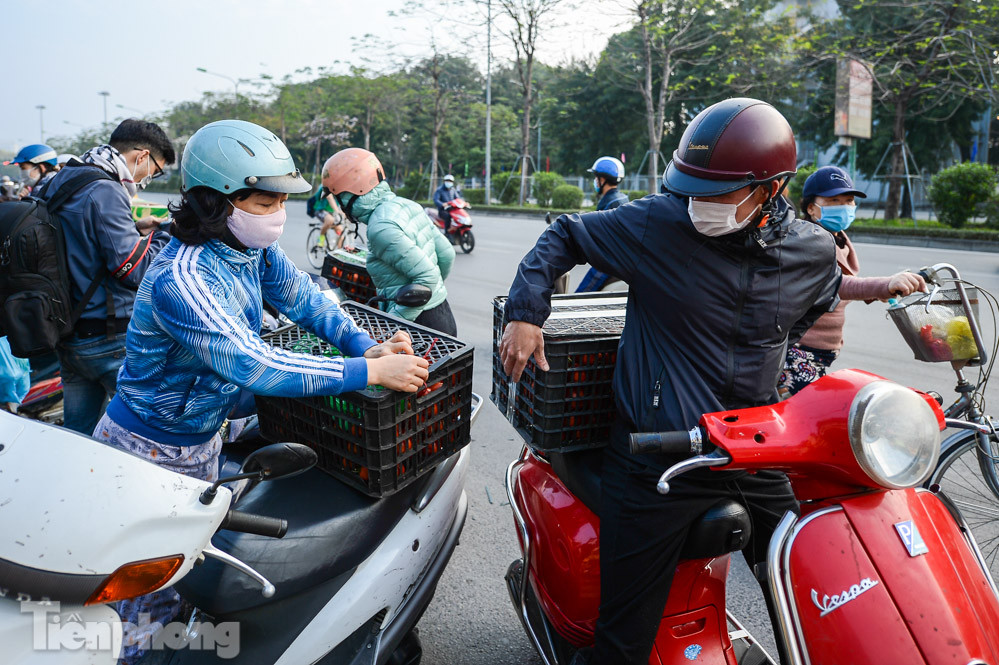 Người dân Thủ đô nườm nượp đến 'giải cứu' nông sản cho Hải Dương ảnh 8