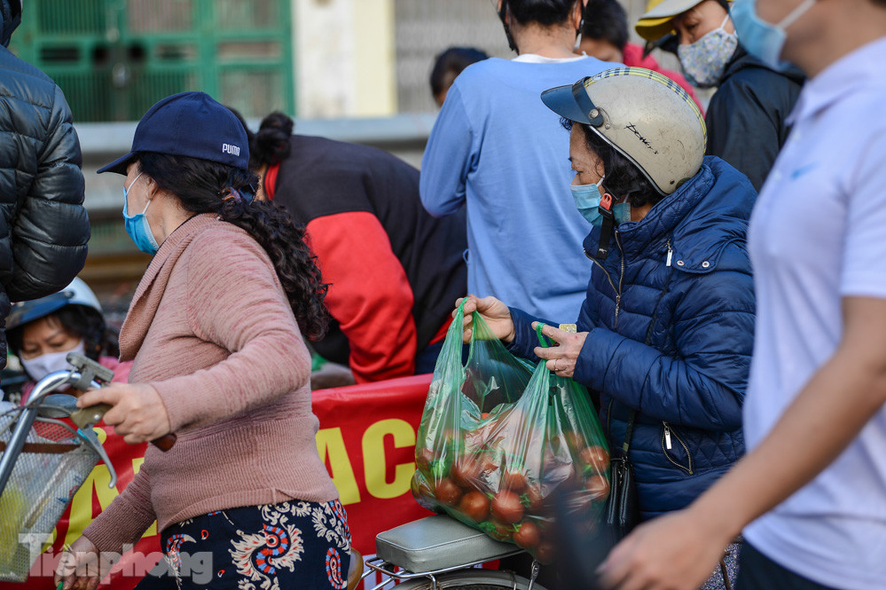 Người dân Thủ đô nườm nượp đến 'giải cứu' nông sản cho Hải Dương ảnh 11