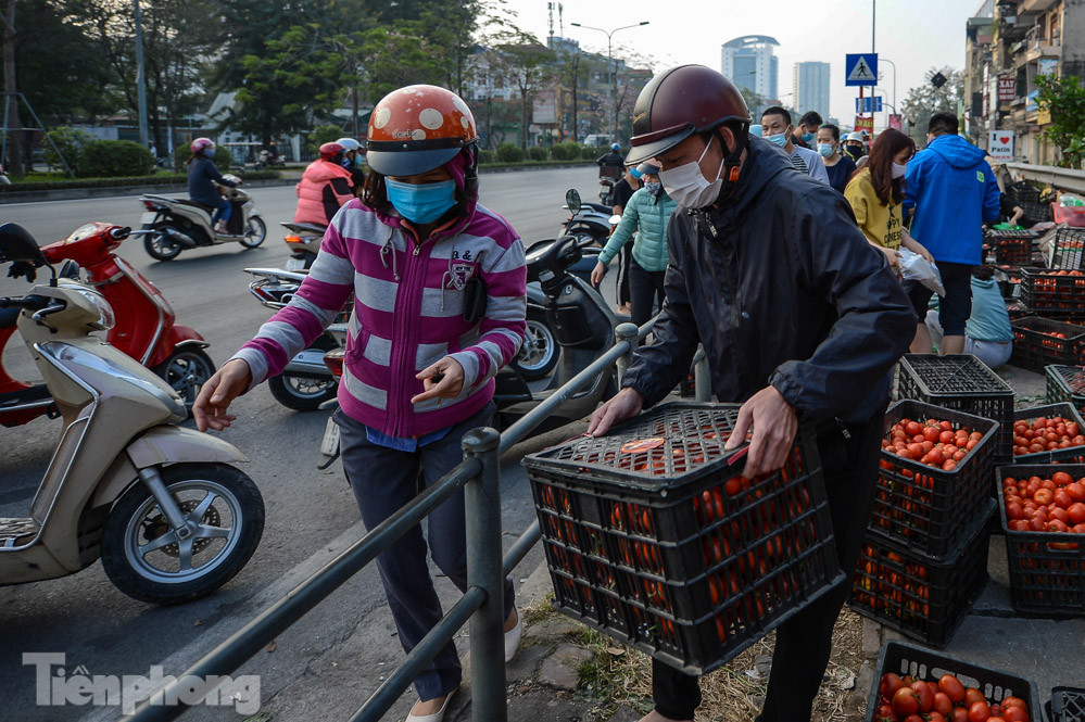 Người dân Thủ đô nườm nượp đến 'giải cứu' nông sản cho Hải Dương ảnh 2