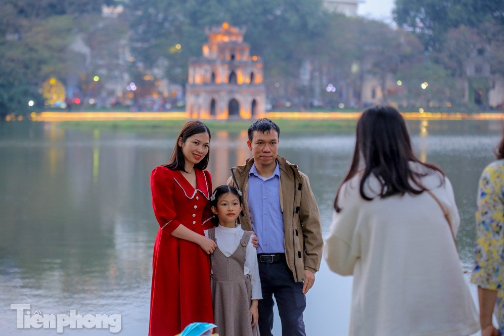 Hồ Gươm đông đúc ngày Tết, nhiều người thờ ơ với khẩu trang ảnh 12