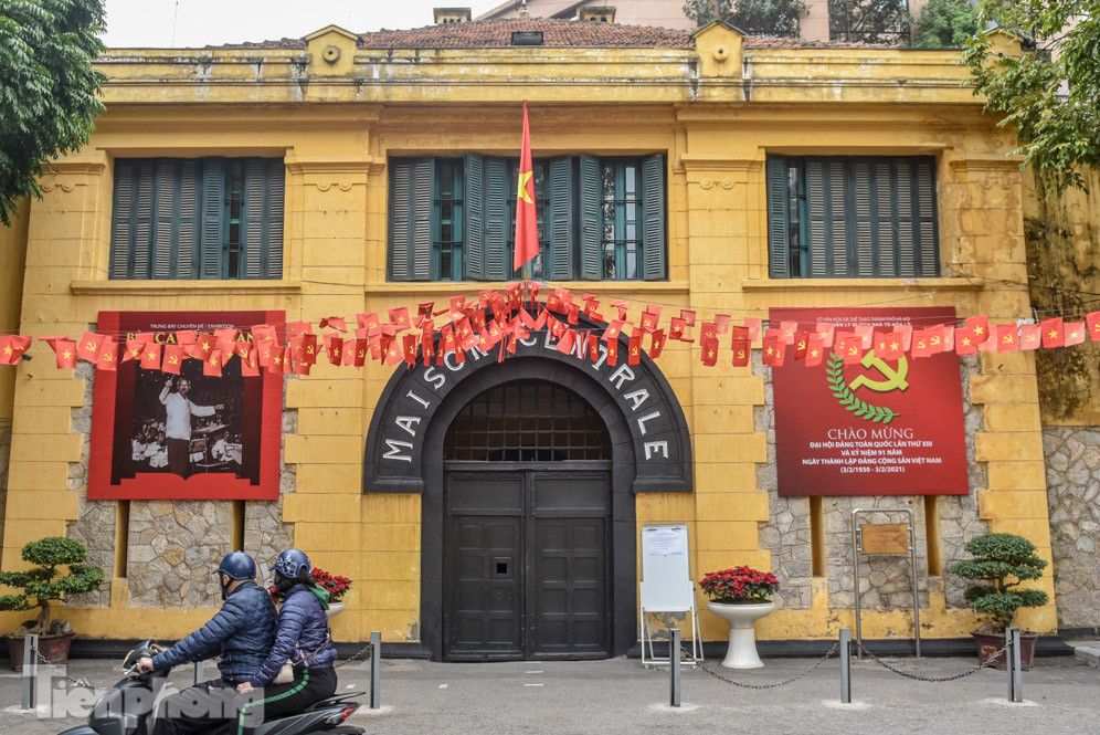 Di tích, đình chùa đóng cửa vì COVID-19, người dân Hà Nội vái vọng từ xa ảnh 7