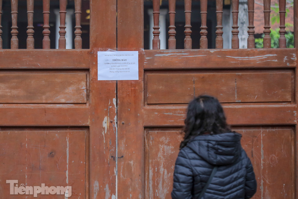 Di tích, đình chùa đóng cửa vì COVID-19, người dân Hà Nội vái vọng từ xa ảnh 14