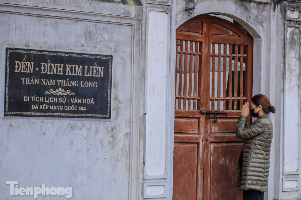 Di tích, đình chùa đóng cửa vì COVID-19, người dân Hà Nội vái vọng từ xa ảnh 15