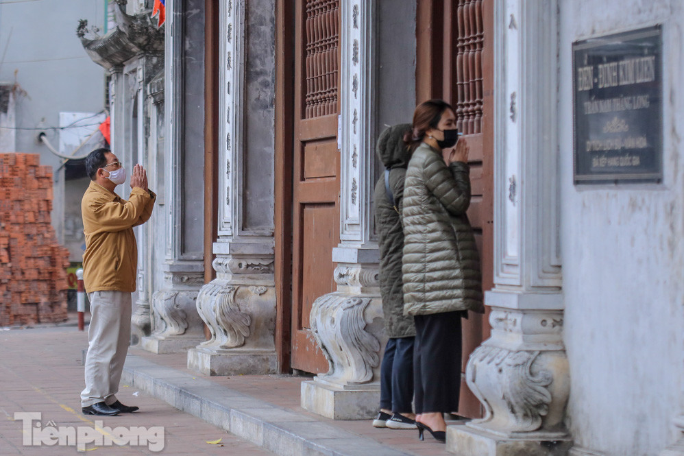 Di tích, đình chùa đóng cửa vì COVID-19, người dân Hà Nội vái vọng từ xa ảnh 11