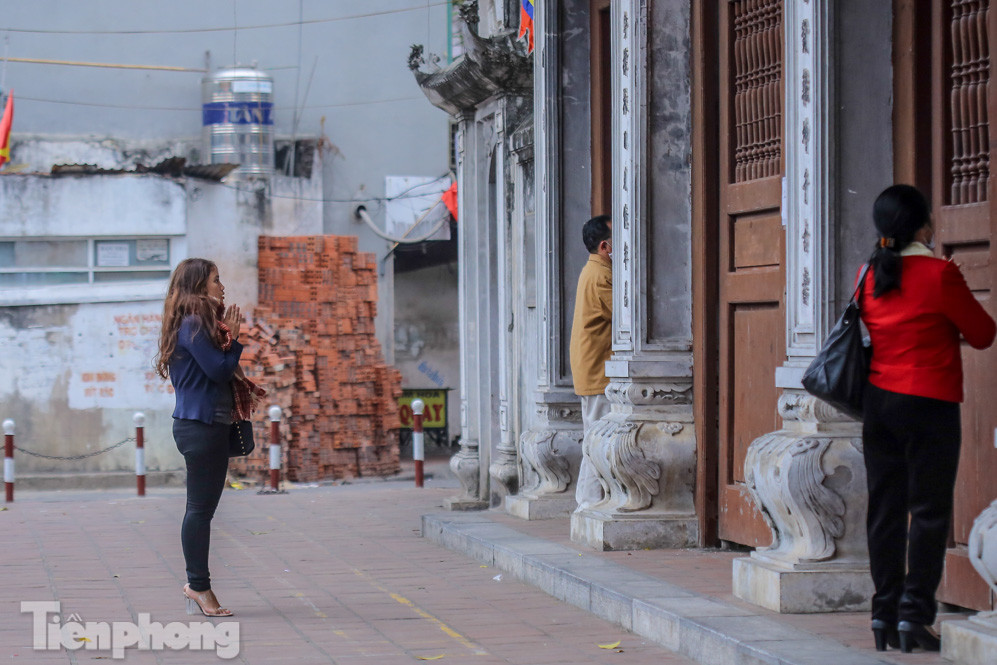 Di tích, đình chùa đóng cửa vì COVID-19, người dân Hà Nội vái vọng từ xa ảnh 12