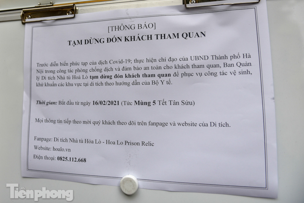 Di tích, đình chùa đóng cửa vì COVID-19, người dân Hà Nội vái vọng từ xa ảnh 8