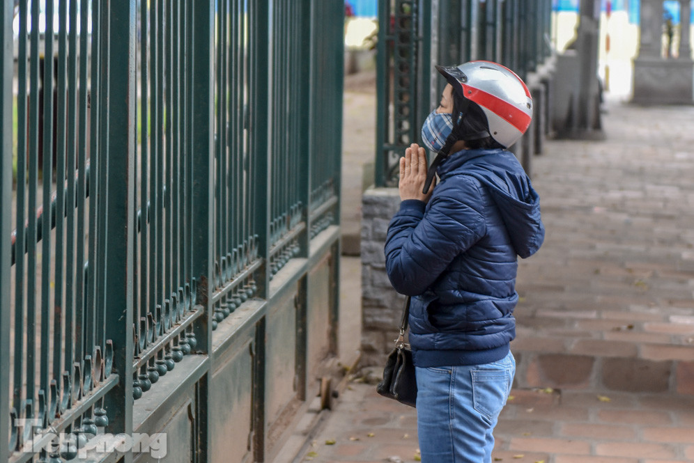 Di tích, đình chùa đóng cửa vì COVID-19, người dân Hà Nội vái vọng từ xa ảnh 2