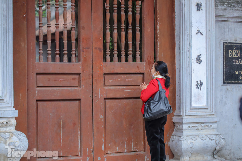 Di tích, đình chùa đóng cửa vì COVID-19, người dân Hà Nội vái vọng từ xa ảnh 13