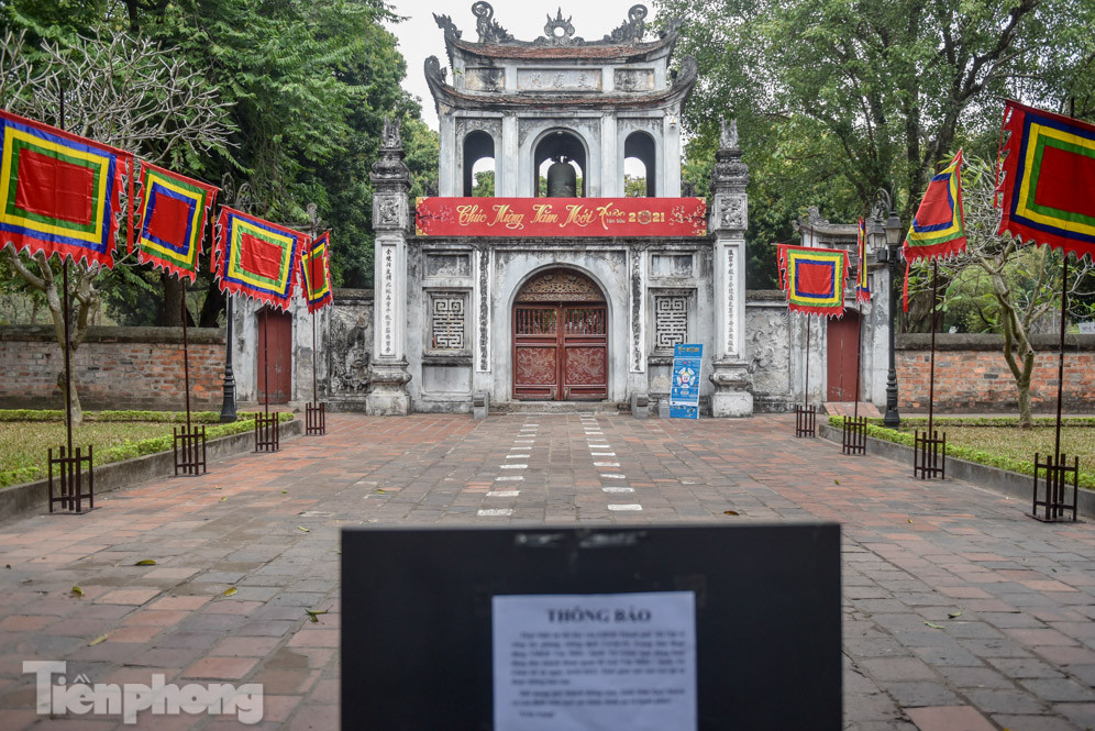 Di tích, đình chùa đóng cửa vì COVID-19, người dân Hà Nội vái vọng từ xa ảnh 1