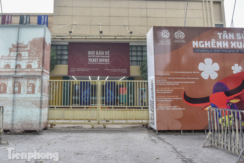 Di tích, đình chùa đóng cửa vì COVID-19, người dân Hà Nội vái vọng từ xa ảnh 3