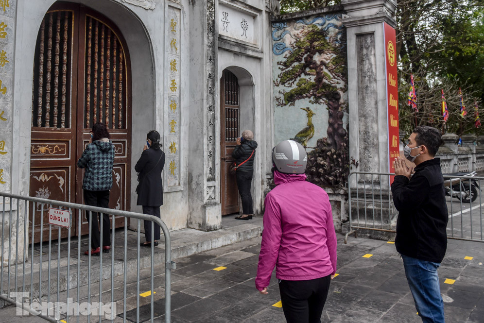 Di tích, đình chùa đóng cửa vì COVID-19, người dân Hà Nội vái vọng từ xa ảnh 6