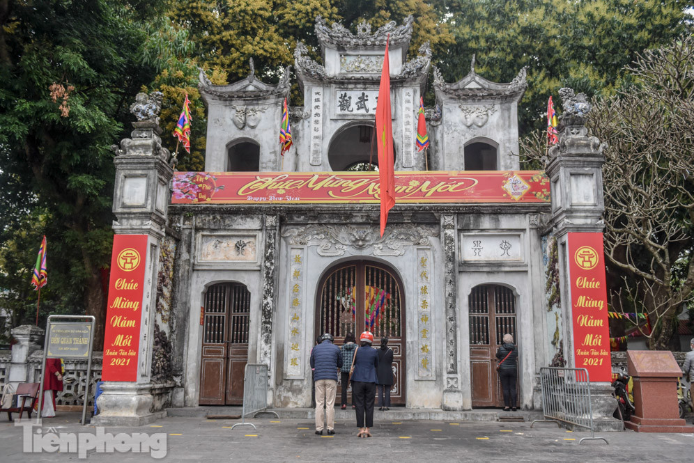 Di tích, đình chùa đóng cửa vì COVID-19, người dân Hà Nội vái vọng từ xa ảnh 5