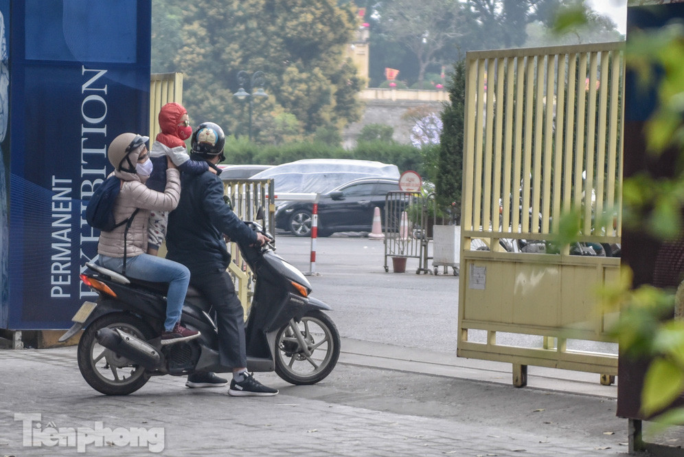 Di tích, đình chùa đóng cửa vì COVID-19, người dân Hà Nội vái vọng từ xa ảnh 4