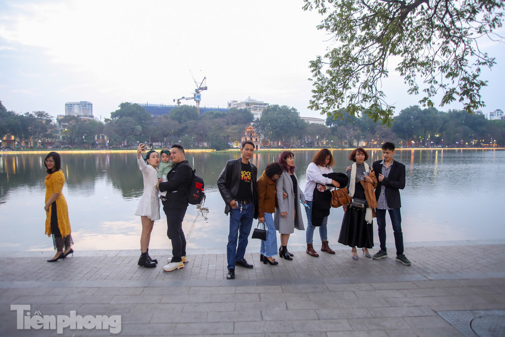 Hồ Gươm đông đúc ngày Tết, nhiều người thờ ơ với khẩu trang ảnh 18