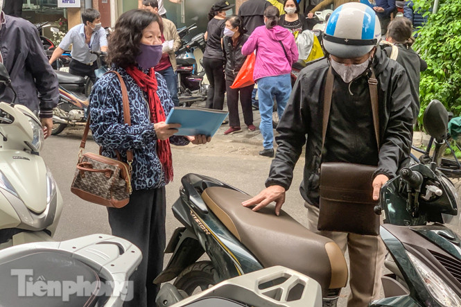 Hình ảnh người dân Thủ đô 'đua nước rút' xóa nợ tiền sử dụng đất ảnh 15