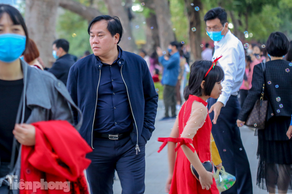 Hồ Gươm đông đúc ngày Tết, nhiều người thờ ơ với khẩu trang ảnh 13
