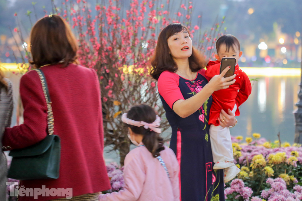 Hồ Gươm đông đúc ngày Tết, nhiều người thờ ơ với khẩu trang ảnh 2