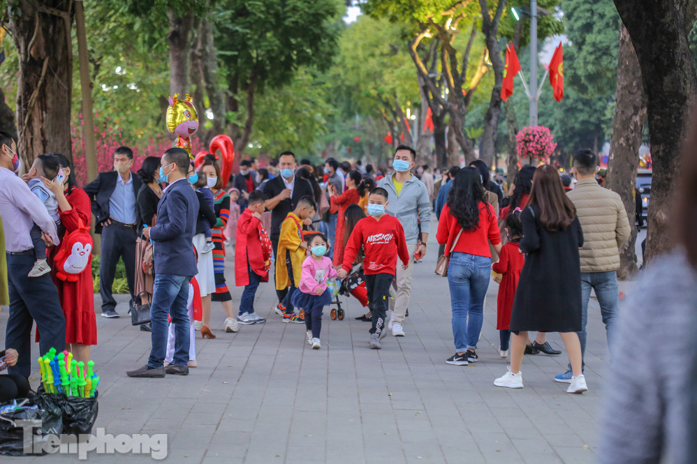Hồ Gươm đông đúc ngày Tết, nhiều người thờ ơ với khẩu trang ảnh 15