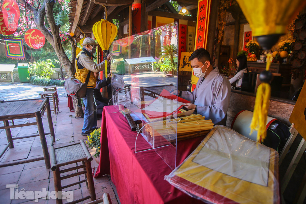 Di tích ở Hà Nội 'cảnh giác' phòng dịch COVID-19 những ngày nghỉ Tết ảnh 9