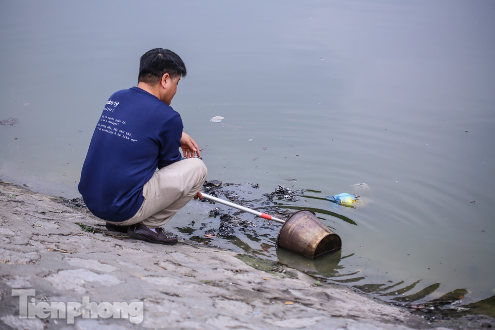 Thả cùng tro bụi, cá chép phóng sinh chưa kịp 'chầu trời' đã lăn ra chết ảnh 10