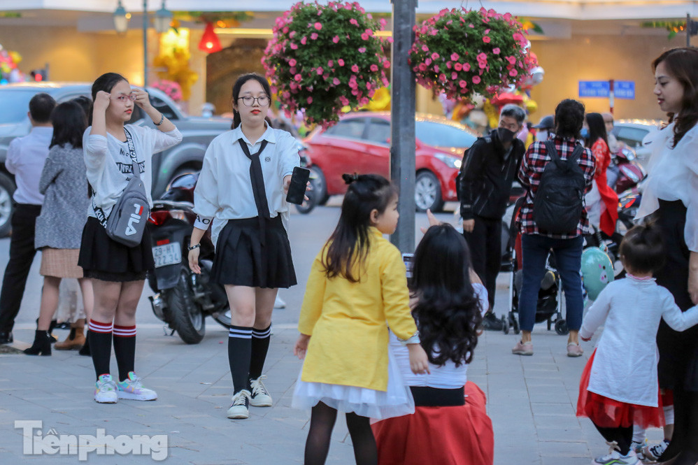 Hồ Gươm đông đúc ngày Tết, nhiều người thờ ơ với khẩu trang ảnh 8