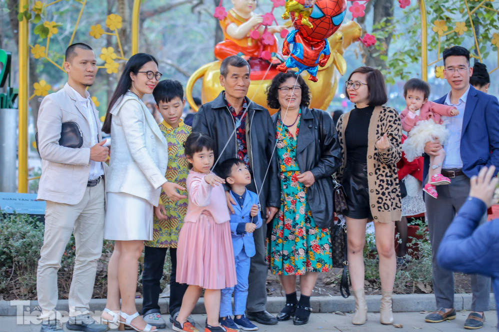 Hồ Gươm đông đúc ngày Tết, nhiều người thờ ơ với khẩu trang ảnh 9