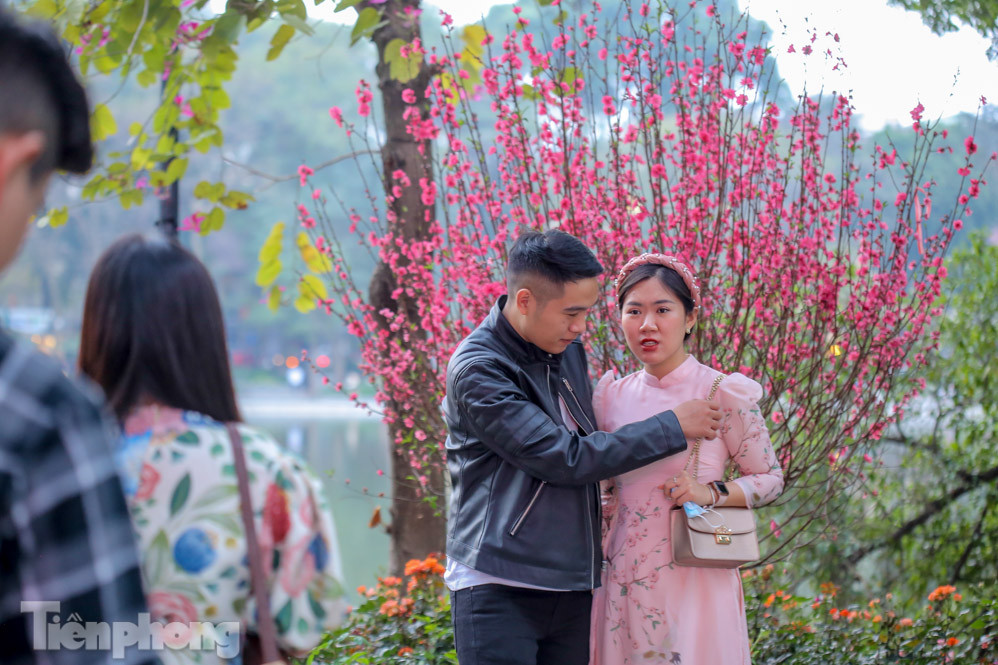 Hồ Gươm đông đúc ngày Tết, nhiều người thờ ơ với khẩu trang ảnh 11