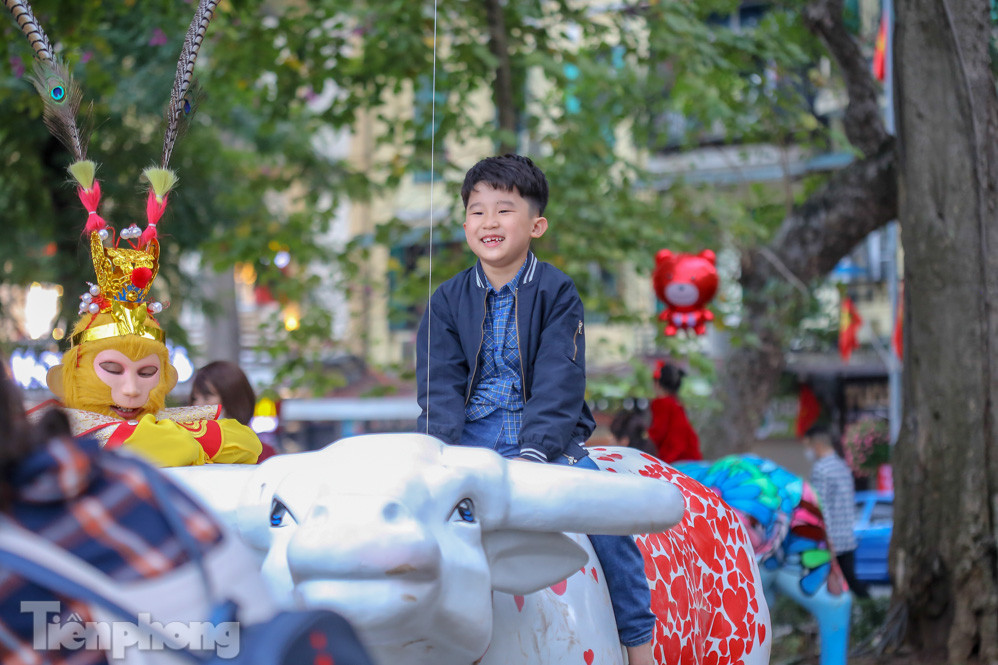 Hồ Gươm đông đúc ngày Tết, nhiều người thờ ơ với khẩu trang ảnh 7