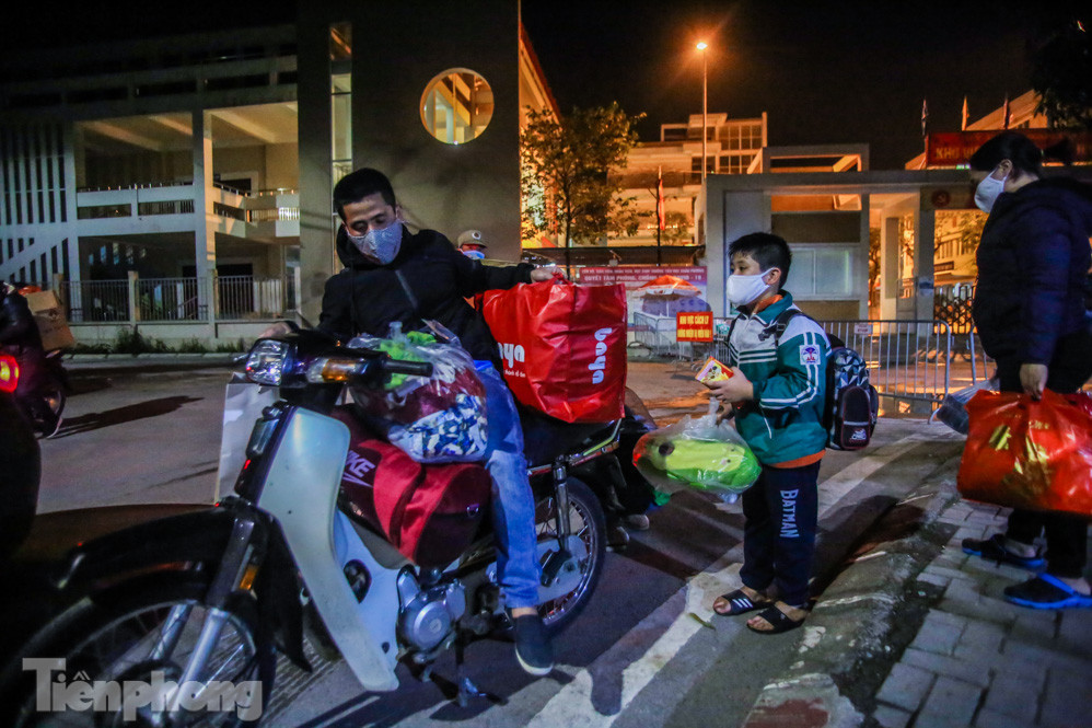 15 học sinh trường Tiểu học Xuân Phương hết cách ly tập trung, về nhà ăn Tết ảnh 18