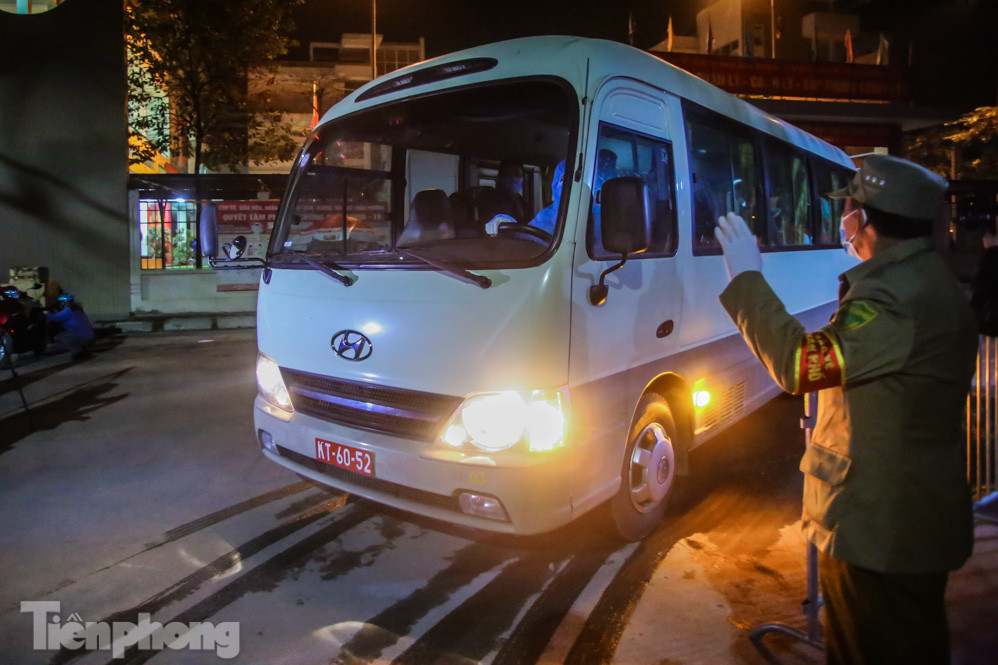 15 học sinh trường Tiểu học Xuân Phương hết cách ly tập trung, về nhà ăn Tết ảnh 16