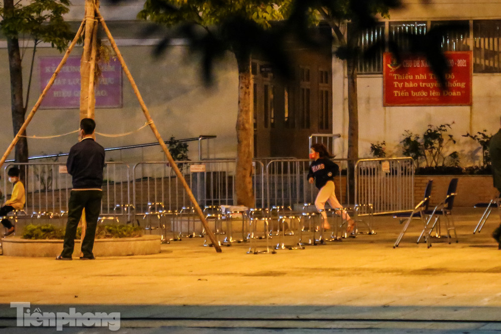 15 học sinh trường Tiểu học Xuân Phương hết cách ly tập trung, về nhà ăn Tết ảnh 1