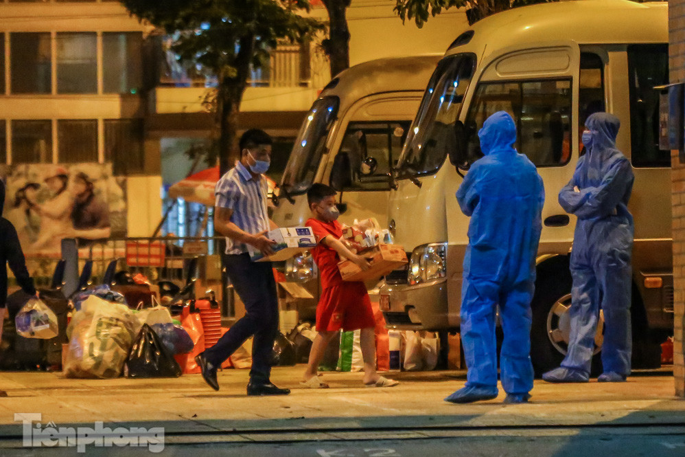 15 học sinh trường Tiểu học Xuân Phương hết cách ly tập trung, về nhà ăn Tết ảnh 7