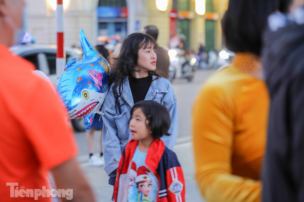 Hồ Gươm đông đúc ngày Tết, nhiều người thờ ơ với khẩu trang ảnh 22