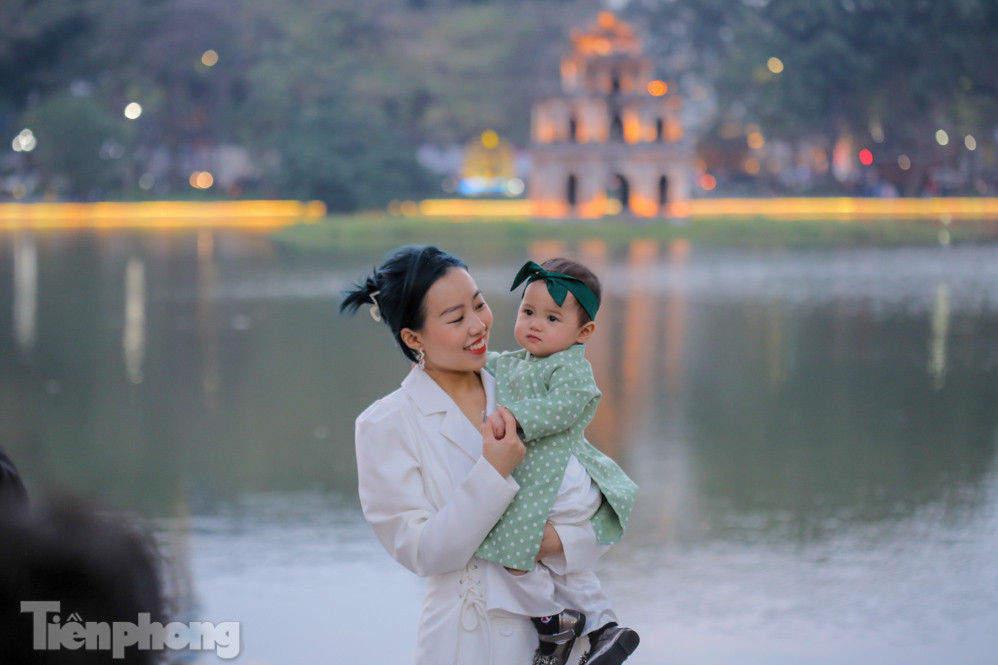 Hồ Gươm đông đúc ngày Tết, nhiều người thờ ơ với khẩu trang ảnh 16