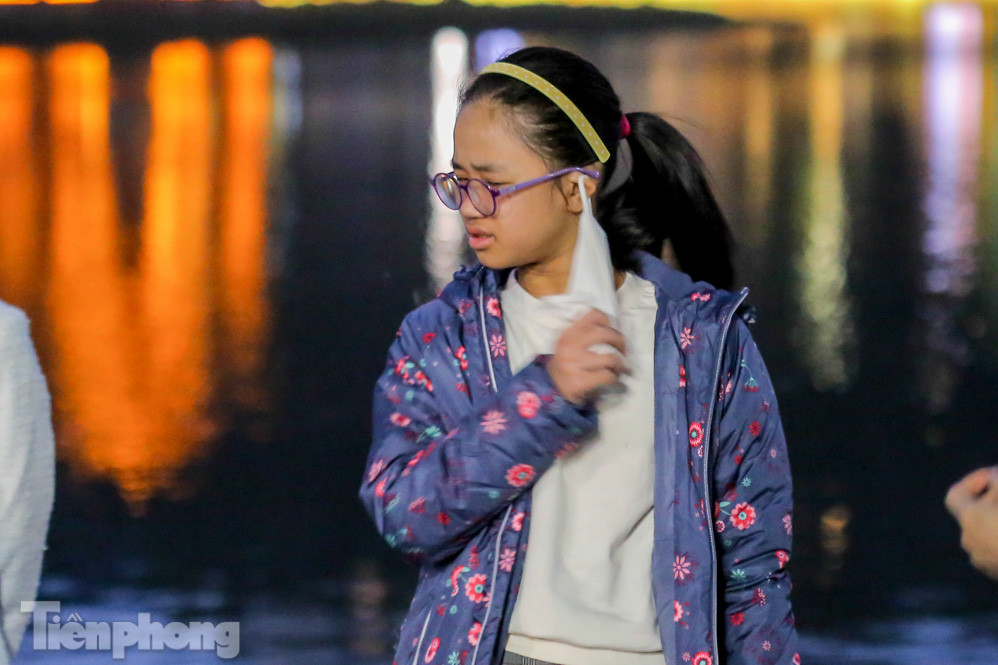 Hồ Gươm đông đúc ngày Tết, nhiều người thờ ơ với khẩu trang ảnh 4