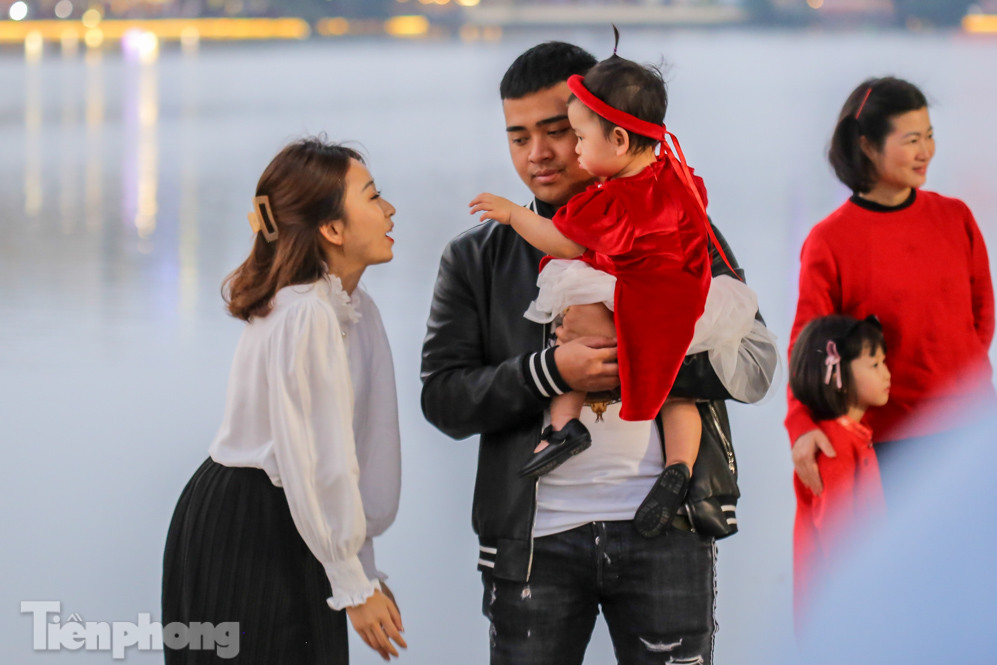 Hồ Gươm đông đúc ngày Tết, nhiều người thờ ơ với khẩu trang ảnh 21