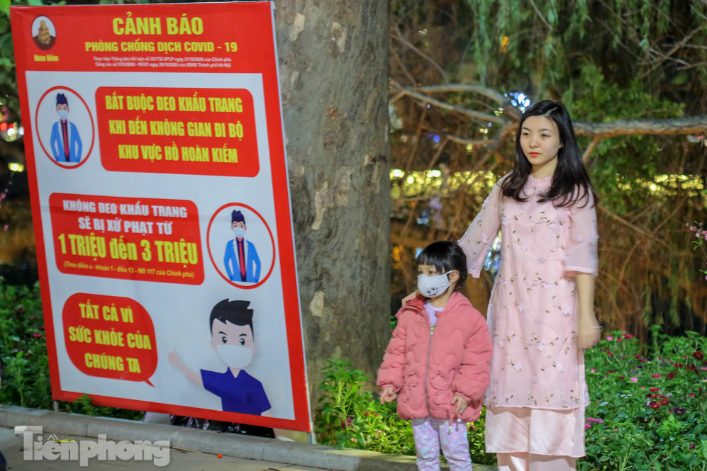 Hồ Gươm đông đúc ngày Tết, nhiều người thờ ơ với khẩu trang ảnh 6