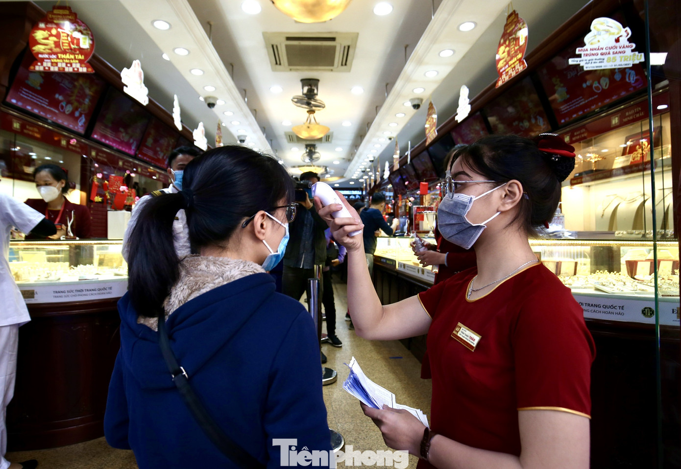 Xếp hàng theo vách ngăn từ mờ sáng, mua vàng 'thần tốc' trên mạng ngày vía Thần tài ảnh 3