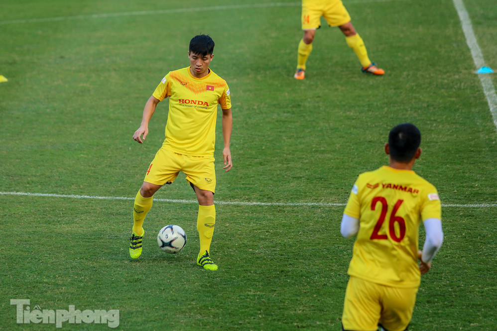 Tuyển Việt Nam: Quang Hải bất ngờ rời sân tập, nghi dính chấn thương ảnh 3